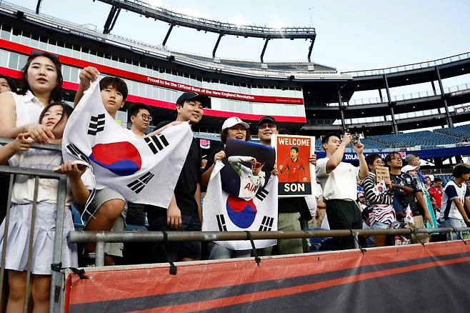 FOXBOROUGH, MASSACHUSETTS - AUGUST 16: Fans Son Heung-Min #7 of Los Angeles FC hold flags of South Korea prior to the MLS match between New England Revolution and Los Angeles Football Club at Gillette Stadium on August 16, 2025 in Foxborough, Massachusetts. Winslow Townson/Getty Images/AFP (Photo by Winslow Townson / GETTY IMAGES NORTH AMERICA / Getty Images via AFP)
<저작권자(c) 연합뉴스, 무단 전재-재배포, AI 학습 및 활용 금지>