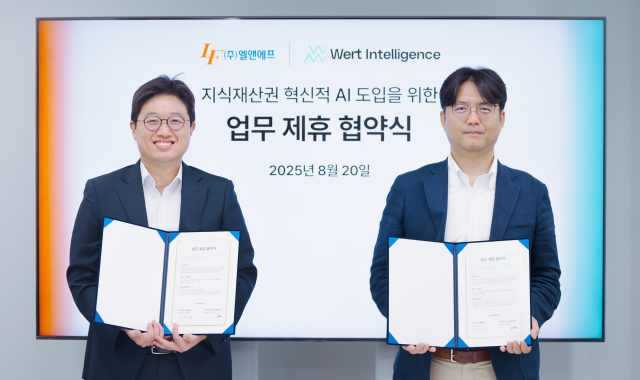 엘앤에프는 지난 20일 서울 서초구 워트인텔리전스 본사에서 워트인텔리전스와 '지식재산권(IP) 분야 혁신적 인공지능(AI) 도입을 위한 업무협약(MOU)'을 체결했다. (왼쪽부터) 워트인텔리전스 윤정호 대표이사와 엘앤에프 전상훈 소재개발연구소장이 기념 촬영을 하고 있다. /엘앤에프