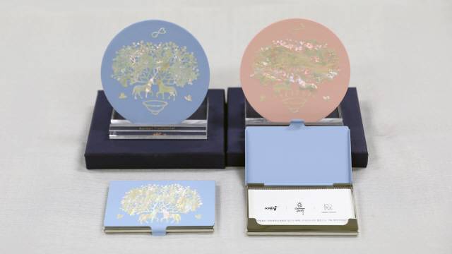 ▲ 임근우 화백 작품을 바탕으로 한 명함집과 컵받침.