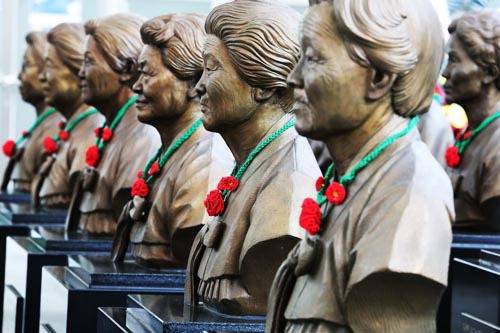 21일 경기도 광주시 나눔의 집에 고인이 된 일본군 위안부 피해자 할머니들 흉상이 세워져 있다. 연합뉴스