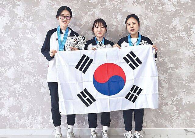 카자흐스탄 심켄트에서 19일(한국시간) 열린 제16회 아시아사격선수권 대회에 참가한 공기권총 여자 일반부 선수들이 단체전 은메달을 차지한 뒤 태극기를 들고 기념사진을 찍고 있다. 왼쪽부터 양지인, 유현영, 김보미. 대한사격연맹 제공