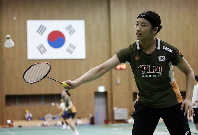 배드민턴 여자단식 세계랭킹 1위 안세영이 지난 18일 충북 진천국가대표선수촌에서 훈련을 하고 있다. 뉴시스