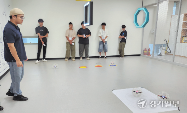 드론스포츠팀 수업 모습. 박화선기자