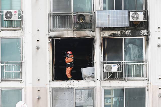 지난 4월 21일 서울 관악구 봉천우성아파트에서 발생한 화재 현장에서 출동한 소방관들이 현장을 조사하고 있다. 윤성호 기자