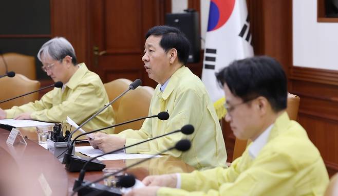 부총리 주재 ‘산경장’ 회의 - 구윤철 부총리 겸 기획재정부 장관이 20일 서울 종로구 정부서울청사에서 주재한 산업경쟁력강화 관계장관회의에서 ‘석유화학산업 재도약 추진방향’을 발표하고 있다. 왼쪽부터 이찬진 금융감독원장, 구 부총리, 김정관 산업통상자원부 장관. 뉴스1