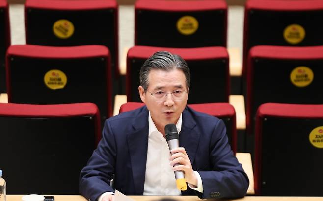정책실장 “美 투자 반도체 기업 지분 취득, 금시초문” - 김용범 정책실장이 20일 서울 용산 대통령실 청사에서 열린 기자간담회에서 발언하고 있다. 2025.8.20 뉴스1