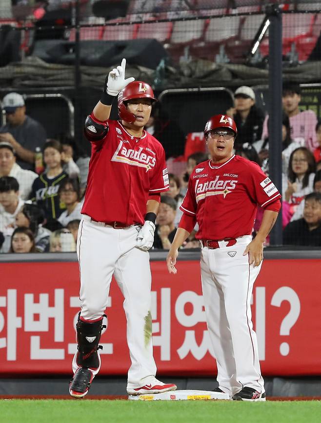 SSG 한유섬(왼쪽). 사진제공|SSG 랜더스