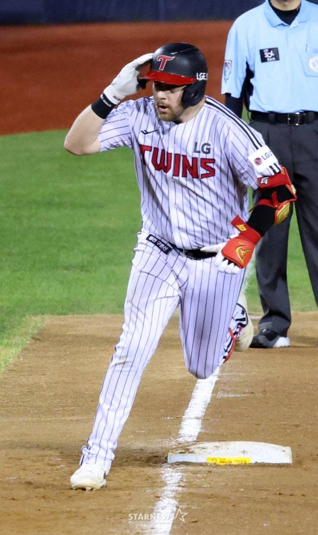 2025 신한 SOL Bank KBO리그 LG 트윈스 대 롯데 자이언츠 경기가 21일 서울 잠실야구장에서 열렸다. LG 오스틴이 7회멀 무사애서 좌월 1점 홈런을 날리고 홈인하고 있다. /사진=김진경 대기자