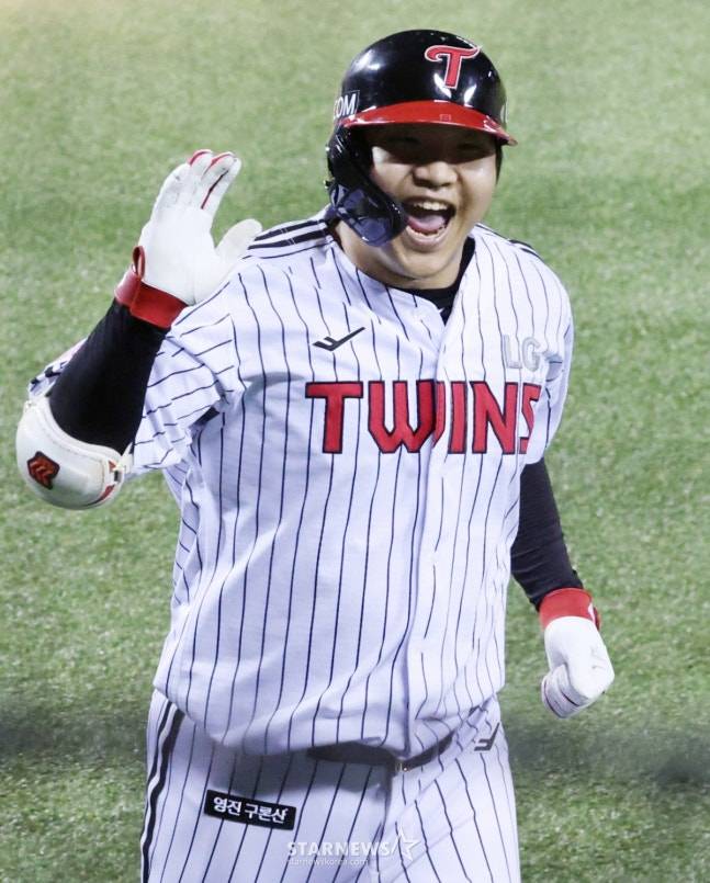 2025 신한 SOL Bank KBO리그 LG 트윈스 대 롯데 자이언츠 경기가 21일 서울 잠실야구장에서 열렸다. LG 문보경이 7회말 무사에서 오스틴에 이어 동점 솔로포를 날리고 홈인하고 있다. /사진=김진경 대기자