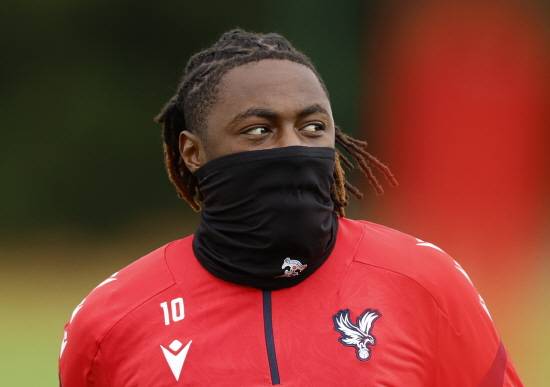 토트넘이 결국 패했다. '이적시장 북런던 더비'에서 고개를 들 수 없는 참패를 당했다. 영국 공영방송으로, 이적시장 신뢰도가 가장 높은 BBC가 윙어 에체베리 에제의 아스널 입단 소식을 알렸다. BBC는 '아스널이 에제를 데려오기 위해 크리스털 팰리스와 기본 합의를 마쳤다. 이적료는 6000만 파운드(약 1128억원)에 옵션 조항 800만 파운드(150억원)'라고 21일 보도했다. 에제는 1~2일 전만 해도 토트넘행이 유력했으나 막판 아스널이 끼어들면서 행선지를 바꿨다. 연합뉴스