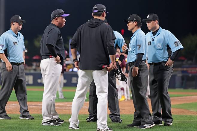 항의하는 KIA 이범호 감독(왼쪽 두번째)