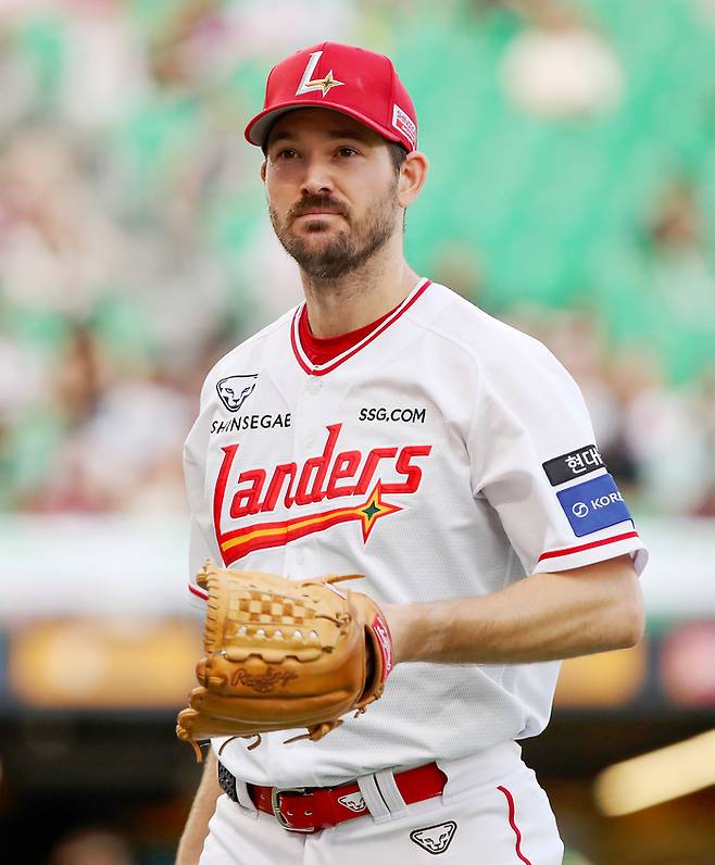 SSG 앤더슨이 투구를 마친 뒤 숨을 고르고 있다. 사진 | SSG 랜더스