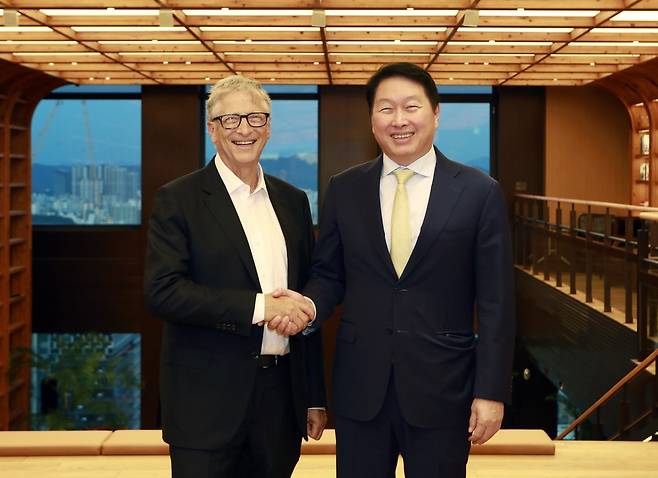 최태원 SK 회장(사진 오른쪽)과 빌 게이츠 게이츠재단 이사장이 21일 서울 종로구 SK서린빌딩에서 악수를 하고 있다. / SK수펙스추구협의회 제공
