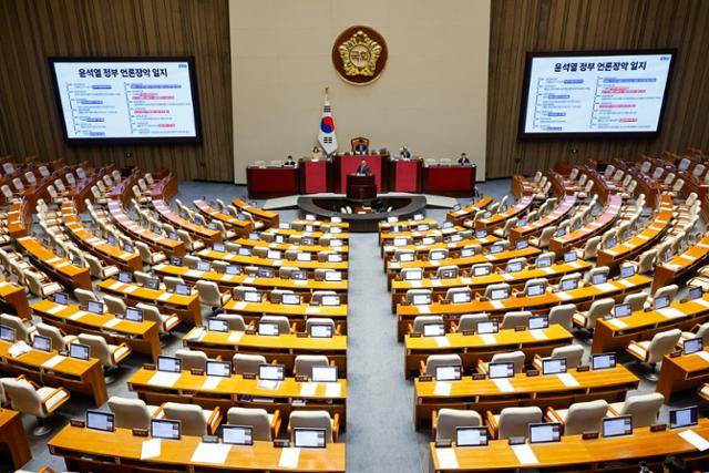 이정헌 더불어민주당 의원이 22일 서울 여의도 국회에서 열린 제428회 국회(임시회) 본회의에서 한국교육방송공사법(EBS법) 개정안에 대한 무제한 토론(필리버스터)을 하고 있다. 뉴스1