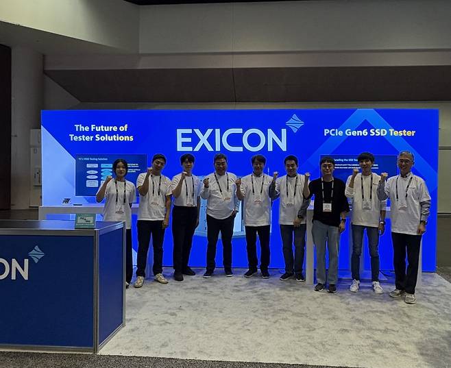 미국 FMS2025 전시회에서 엑시콘 임직원 등 관계자들이 기념촬영을 하고 있다.