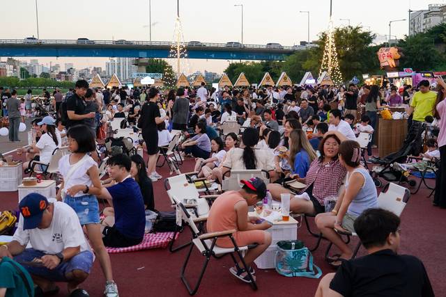 2024년 진행된 동대문구 맥구축제에 서울시민들이 참여해 즐기고 있다. 동대문구청 제공