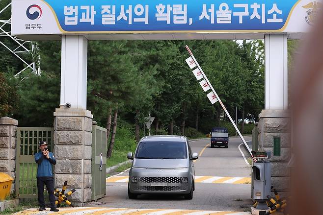 김건희 여사 의혹을 수사하는 민중기 특별검사팀이 7일 오전 윤석열 전 대통령에 대한 체포영장 집행에 실패한 뒤 경기 의왕 서울구치소를 나서고 있다. 뉴시스