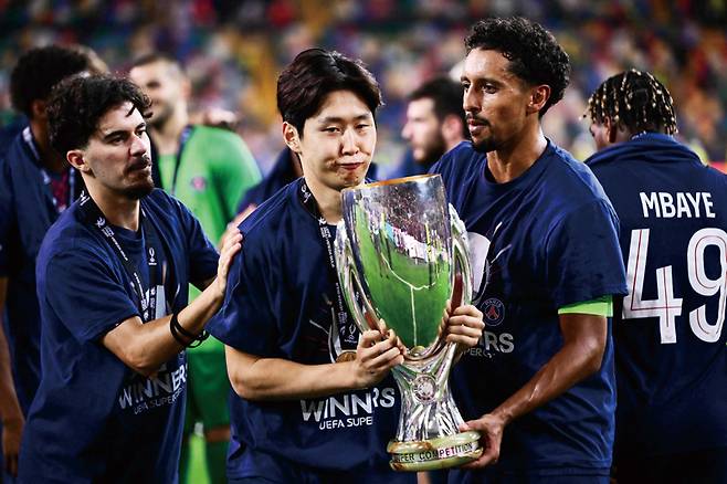 8월13일(현지시간) 파리생제르맹과 토트넘 홋스퍼의 2025 UEFA 슈퍼컵 결승전 경기에서 승리한 후 우승 트로피를 들고 축하하는 이강인 ⓒAFP연합