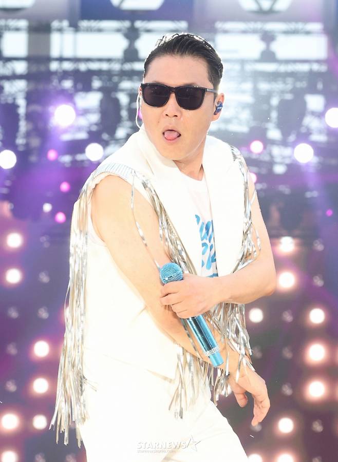 (인천=뉴스1) 권현진 기자 = 가수 싸이가 2025년 6월 28일 오후 인천 서구 인천아시아드 주경기장에서 가진 '싸이 흠뻑쇼 SUMMER SWAG 2025 - 인천'에서 화려한 무대를 선보이고 있다. 2025.6.28/뉴스1 Copyright (C) 뉴스1. All rights reserved. 무단 전재 및 재배포, AI학습 이용 금지. /사진=(인천=뉴스1) 권현진 기자