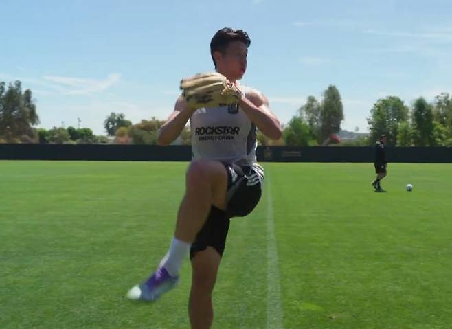 시구 연습 중인 손흥민의 모습. /사진=토트넘 공식 SNS 영상 갈무리