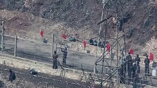 북한군이 동부전선 철책 상하단을 보수하는 모습. 합동참모본부 제공