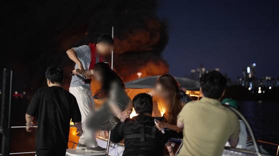 지난 8일 오후 8시48분 서울 서초구 반포한강공원서 폭발한 요트에 타고 있던 탑승객을 구조하는 장면. 인근 요트에서 시음회 행사를 진행하던 요트립과 kfp에서 켜뒀던 카메라에 우연히 잡힌 구조 장면이다. 사진 요트립