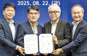 김동명 LG에너지솔루션 사장(왼쪽부터)과 양희원 현대자동차·기아 R&D본부장(사장), 최주선 삼성SDI 사장, 이석희 SK온 사장이 22일 배터리 안전기술 협력 협약서를 들어 보이고 있다. /현대차·기아 제공