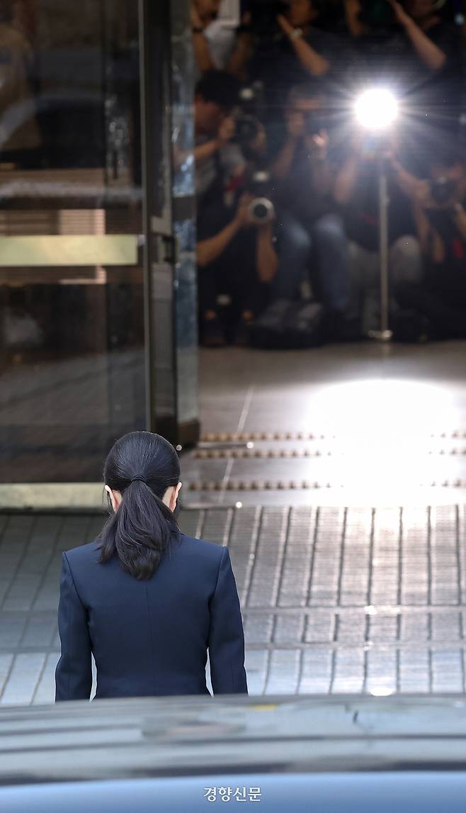 김건희 여사가 지난 8월 12일 서울중앙지법에서 열린 영장실질심사에 출석하고 있다. 권도현 기자