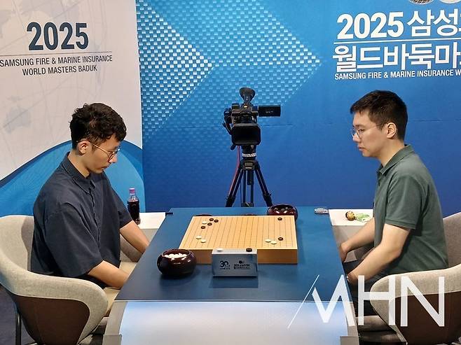 박상진 9단(왼쪽)이 자오천위 9단과 대국하고 있다.(사진 MHN 엄민용 선임기자)