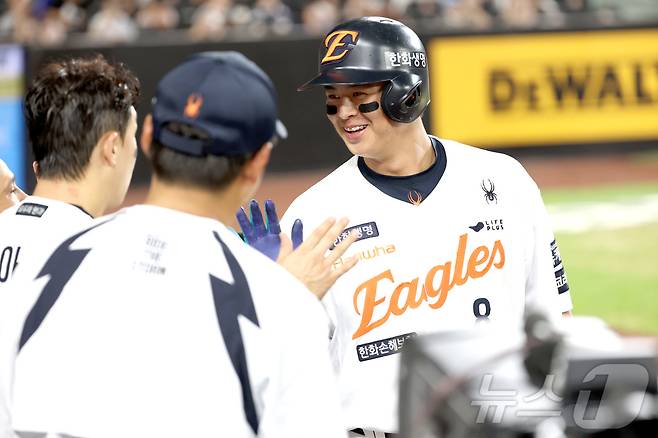 19일 대전 한화생명볼파크에서 열린 프로야구 '2025 신한 SOL 뱅크 KBO리그' 한화이글스 대 두산베어스 경기에서 한화 노시환이 5회말 1사 솔로 홈런을 치고 들어와 활짝 웃고 있다. 2025.8.19/뉴스1 ⓒ News1 김기남 기자