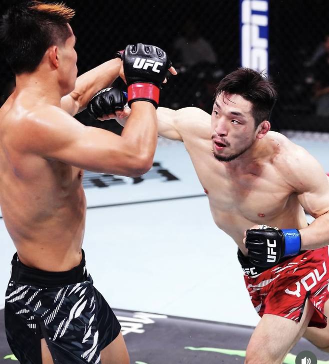 유수영(오른쪽)이 샤오롱에게 주먹을 뻗고 있다. 사진=UFC 코리아 SNS