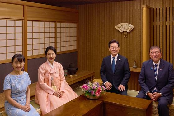 이재명 대통령과 김혜경 여사, 그리고 이시바 시게루 일본 총리와 요시코 여사가 23일 일본 도쿄 총리관저에서 친교의 시간을 갖으며 기념사진을 찍고 있다. 대통령실사진기자단