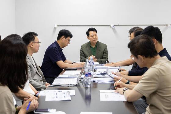 24일 오전 오세훈 서울시장이 잠실센트럴파크에 마련된 ‘청년안심주택 입주자 보호 주말 현장상담소’를 방문해 운영 상황 등을 확인하고 있다. 사진 서울시