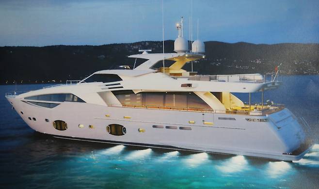 김진태 당시 새누리당 의원이 2016년 8월29일 국회 기자회견에서 조선일보 송희영 전 주필이 대우조선해양 청탁을 들어주고 유럽에 외유성 출장을 갔을 때 탑승한 요트의 사진을 공개했다. 연합뉴스