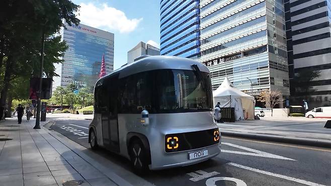 A self-driving bus makes a stop on a street near Cheonggyecheon in Jongno-gu, central Seoul. (Seoul Metropolitan Government)