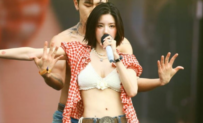 가수 권은비가 화제를 모았던 ‘워터밤’ 무대 속 의상 비하인드를 털어놨다. 울림엔터테인먼트