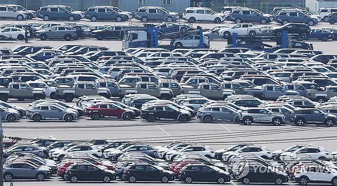 자동차 관세는 당분간 25% (평택=연합뉴스) 홍기원 기자 = 도널드 트럼프 미국 대통령이 한국을 상대로 부과한 상호관세 15%가 본격적으로 시행된 7일 경기도 평택항에 수출용 자동차가 세워져 있다.
한국의 양대 수출품인 자동차의 경우 한미 협상을 통해 현행 25%에서 15%로 품목별 관세를 낮추기로 했다.
다만 자동차 관세 인하는 트럼프 대통령이 별도의 행정명령을 발표해야 해 당분간 현행 25% 관세가 계속 부과된다.
현행 50%의 철강·알루미늄 품목 관세도 상호관세와 별개로 유지된다. 2025.8.7 xanadu@yna.co.kr