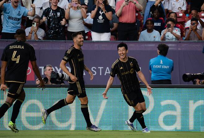 (손흥민이 자신이 찬 프리킥이 골로 연결된 것을 확인한 뒤 동료들과 함께 첫 골의 기쁨을 나누려 하고 있다)