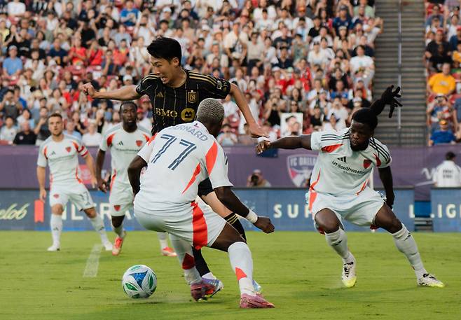 (손흥민의 현란한 개인기와 몸놀림에 달라스 수비수들이 힘들어 하고 있다)