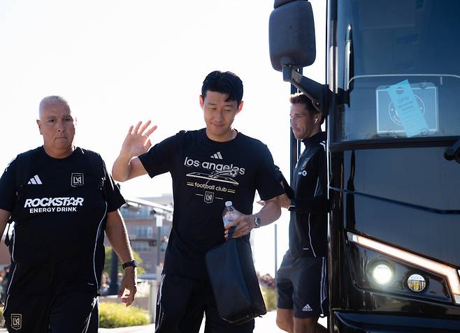 (손흥민이 선수단 버스를 타고 달라스와의 경기를 위해 도요타 스타디움에 도착해 이동하고 있다)