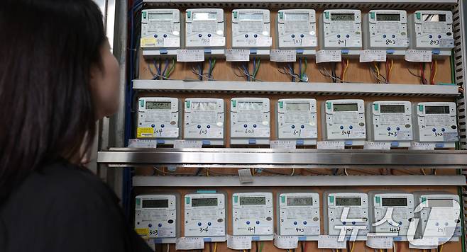 정부와 여당이 7~8월 전기 누진제 구간을 완화하기로 했다. 올해 폭염으로 국민 냉방비 부담이 가중될 수 있다는 판단에서다. 누진제 기준이 변경되면 4인 가구를 기준으로 월 1만 8120원의 전기료 인하 효과를 볼 것으로 기대된다. 15일 서울 시내의 오피스텔의 전기계량기 모습. 2025.7.15/뉴스1 ⓒ News1 박지혜 기자