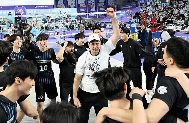 블랑(가운데) 감독. 사진 | 한국배구연맹