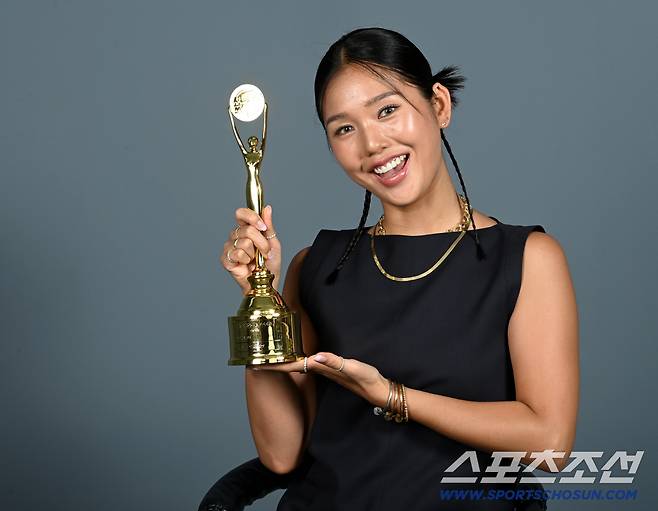 제4회 청룡시리즈어워즈(Bluedragon Series Awards)에서 신인여자예능인상을 수상한 미미가 18일 스포츠조선에서 진행된 인터뷰에 앞서 포즈를 취하고 있다. 허상욱 기자wook@sportschosun.com/2025.08.18/
