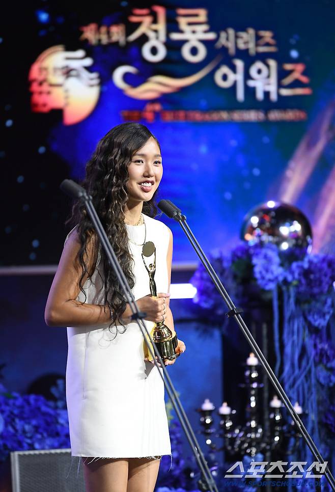 제4회 청룡시리즈어워즈(Blue Dragon Series Awards)가 18일 인천 파라다이스시티에서 열렸다. 신인여자예능인상을 수상한 미미가 수상소감을 말하고 있다. 인천=정재근 기자cjg@sportschosun.com/2025.07.18/