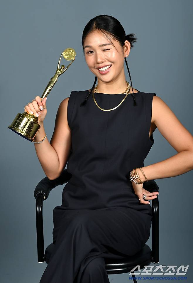 제4회 청룡시리즈어워즈(Bluedragon Series Awards)에서 신인여자예능인상을 수상한 미미가 18일 스포츠조선에서 진행된 인터뷰에 앞서 포즈를 취하고 있다. 허상욱 기자wook@sportschosun.com/2025.08.18/