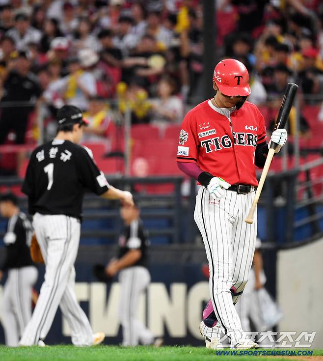 23일 광주 기아챔피언스필드에서 열린 KIA 타이거즈와 LG 트윈스의 경기. KIA 박찬호가 LG 임찬규에게 삼진을 당하고 있다. 광주=박재만 기자 pjm@sportschosun.com/2025.08.23/