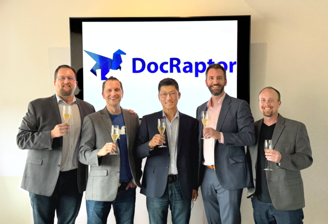 김정희(왼쪽 세 번째) 이파피루스 대표와 매튜 고든 닥랩터 대표(왼쪽 네 번째) 등 관계자들이 최근 인수협약식에서 기념촬영을 하고 있다. 이파피루스 제공