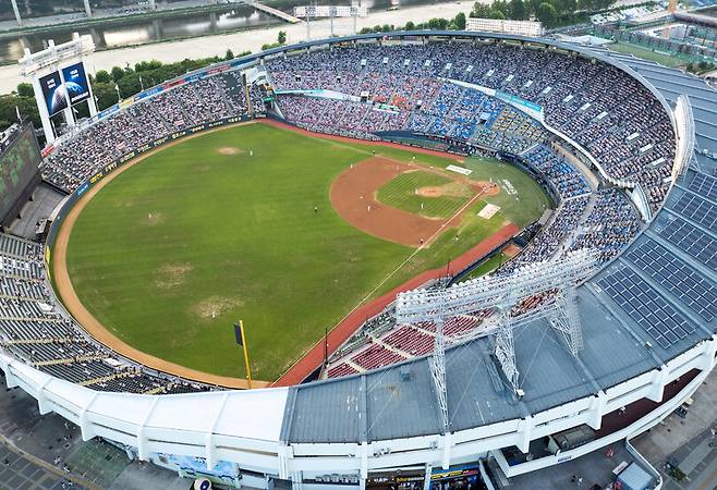 24일 프로야구 2025 신한 SOL뱅크 KBO리그 케이티(KT) 위즈와 두산 베어스의 경기가 열린 서울 잠실야구장에 관중이 들어차 있다. 전날 2025시즌 KBO리그는 1천만 관중을 돌파했다. 연합뉴스