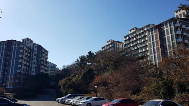 경북 포항시 남구 동촌동 포스코 포항본사 인근에 위치한 직원 기숙사 동촌생활관 전경. 포항=김정혜 기자