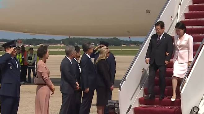한·미 정상회담 참석차 미국을 찾은 이재명 대통령과 김혜경 여사가 24일(현지시간) 앤드루스 통합기지에 도착해 전용기에서 내리고 있다. (SBS 캡처)